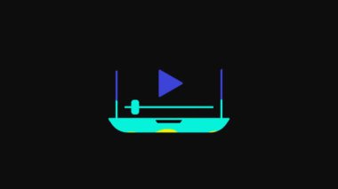 Sarı Online video oynatma simgesi siyah arkaplanda izole edildi. Dizüstü bilgisayar ve oyun işaretli film şeridi. 4K Video hareketli grafik canlandırması.