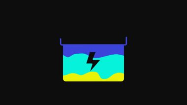 Sarı araba akü ikonu siyah arkaplanda izole edildi. Akümülatör bataryası enerji ve elektrik akümülatörü bataryası. 4K Video hareketli grafik canlandırması.
