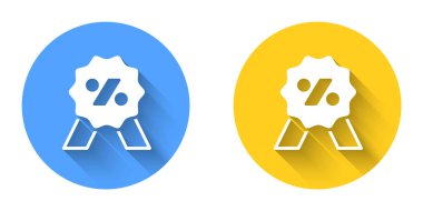 Beyaz İndirim etiketi simgesi uzun gölge arkaplanı ile izole edildi. Etiket alışverişi. Özel teklif işareti. İndirim kuponları sembolü. Çember düğmesi. Vektör