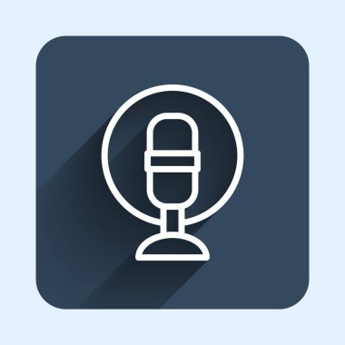 Beyaz çizgi mikrofon simgesi uzun gölge arkaplanı ile izole edildi. Radyodaki mikrofondan. Sözcü işareti. Mavi kare düğme. Vektör