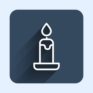 Mum ikonunda yanan beyaz çizgi uzun gölge arkaplanlı izole edilmiş. Silindirik mum çubuğu ve yanan ateş. Mavi kare düğme. Vektör
