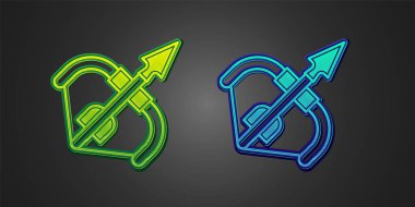 Siyah arka planda yeşil ve mavi Ortaçağ yayı ve ok simgesi izole edildi. Ortaçağ silahı. Vektör