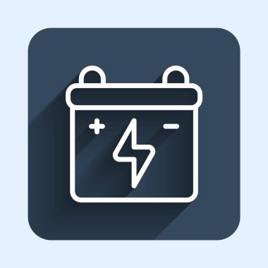 Beyaz çizgili araba aküsü ikonu uzun gölge arkaplanlı. Akümülatör bataryası enerji ve elektrik akümülatörü bataryası. Mavi kare düğme. Vektör