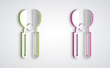 Gri arkaplanda izole edilmiş simgeyi budamak için kağıt kesimi el yapımı makas. Ahşap saplı budama makası. Kağıt sanatı tarzı. Vektör