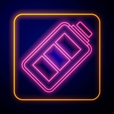 Parlayan neon batarya şarj seviyesi göstergesi simgesi siyah arkaplanda izole edildi. Vektör