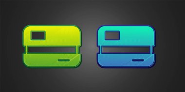 Siyah arkaplanda yeşil ve mavi kredi kartı simgesi izole edildi. Çevrimiçi ödeme. Nakit çekilmesi. Finansal operasyonlar. Alışveriş tabelası. Vektör