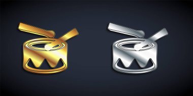 Siyah zemin üzerinde baget çubukları simgesi olan altın ve gümüş davul. Müzik işareti. Müzik aleti sembolü. Uzun gölge tarzı. Vektör