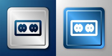 Mavi ve gri arkaplanda beyaz elektrik çıkış simgesi izole edildi. Elektrik prizi. Rosette sembolü. Gümüş ve mavi kare düğme. Vektör