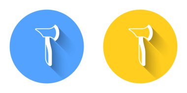 Beyaz tahta balta ikonu uzun gölge arkaplanı ile izole edilmiş. Oduncu baltası. Çember düğmesi. Vektör