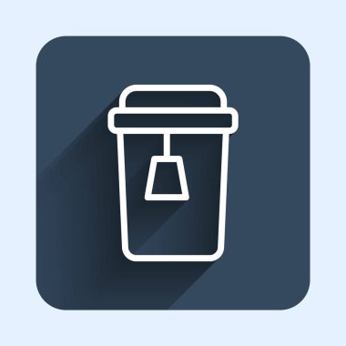 Beyaz çizgi çay ikonu uzun gölge arkaplan izole. Mavi kare düğme. Vektör