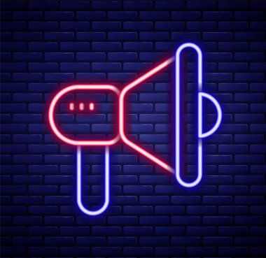 Parlayan neon hattı megafon ikonu tuğla duvar arka planında izole edildi. Sözcü işareti. Renkli taslak konsepti. Vektör