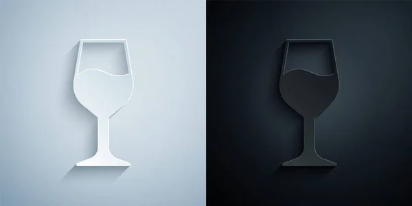 在灰色和黑色背景上隔离的切纸杯图标 Wineglass牌造纸艺术风格 — 图库矢量图片
