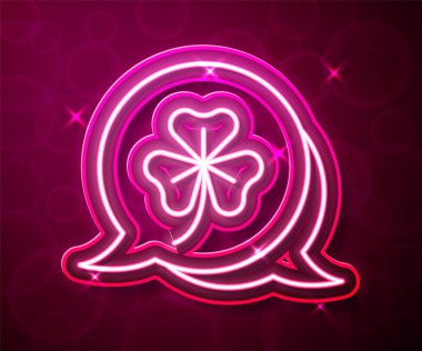 Parlayan neon hattı Clover tırabzan yaprağı simgesi kırmızı arkaplanda izole edildi. Aziz Patrick gününüz kutlu olsun. Ulusal İrlanda bayramı. Vektör.