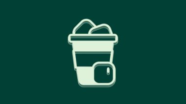 Yeşil arka planda beyaz buzlu kahve ikonu. 4K Video hareketli grafik canlandırması.