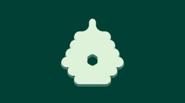 Yeşil arka planda izole edilmiş arılar için beyaz kovan. Arı kovanı sembolü. Apiary ve arı yetiştiriciliği. Tatlı doğal yemek. 4K Video hareketli grafik canlandırması.