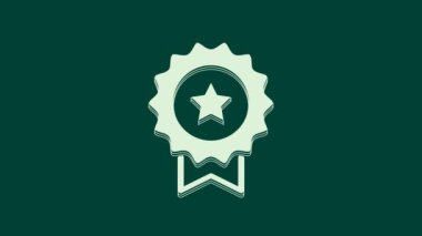 Yeşil zemin üzerinde yıldız simgesi olan beyaz madalya. Kazanan başarı işareti. Ödül madalyası. 4K Video hareketli grafik canlandırması.