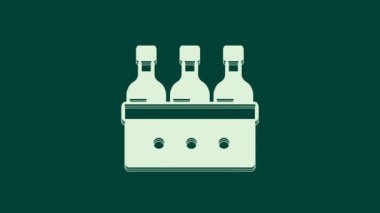 Yeşil arka planda izole edilmiş ahşap bir kutuda beyaz şarap şişeleri. Tahta bir sandıkta şarap şişeleri. 4K Video hareketli grafik canlandırması.