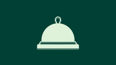 Yeşil arka planda izole edilmiş bir tepsi yiyecek ikonu ile kaplanmış. Tepsi ve kapak işareti. Kapaklı bir restoran saati. 4K Video hareketli grafik canlandırması.