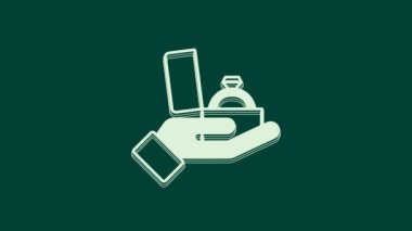 Yeşil arka planda izole edilmiş bir kutuda Beyaz Elmas nişan yüzüğü. 4K Video hareketli grafik canlandırması.