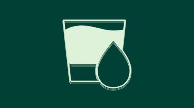 Yeşil zemin üzerinde su ikonu olan beyaz cam. Soda bardağı. 4K Video hareketli grafik canlandırması.