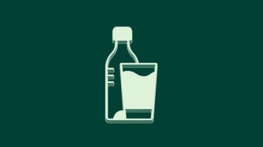Yeşil zemin üzerinde cam simge olan beyaz bir şişe su. Soda su içme tabelası. 4K Video hareketli grafik canlandırması.