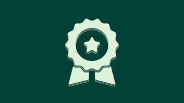 Yeşil zemin üzerinde yıldız simgesi olan beyaz madalya. Kazanan sembol. 4K Video hareketli grafik canlandırması.