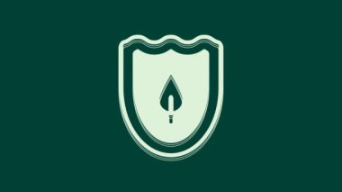 Yeşil arka planda yaprak simgesi olan beyaz kalkan. Yapraklı çevre dostu güvenlik kalkanı. 4K Video hareketli grafik canlandırması.