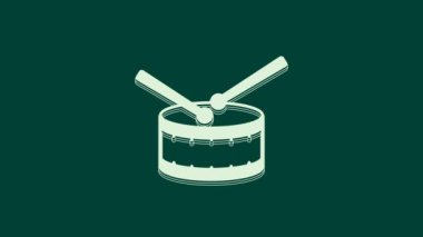 Yeşil zemin üzerinde baget çubuğu simgesi olan beyaz davul. Müzik işareti. Müzik aleti sembolü. 4K Video hareketli grafik canlandırması.