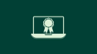 Yeşil arka planda izole edilmiş diploma ikonu olan beyaz çevrimiçi eğitim. Diplomanı evde internetten aldım. Giyinme ve video semineri öğrenme. 4K Video hareketli grafik canlandırması.