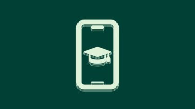 Beyaz mezuniyet şapkası ekrandaki akıllı telefon simgesi yeşil arka planda izole edildi. Çevrimiçi öğrenme ya da e-öğrenme kavramı. 4K Video hareketli grafik canlandırması.