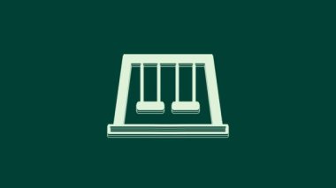 Çocuk için yaz oyunları için beyaz salıncaklar yeşil arka planda izole edilmiş oyun alanı ikonu. Açık hava eğlence ekipmanları. 4K Video hareketli grafik canlandırması.