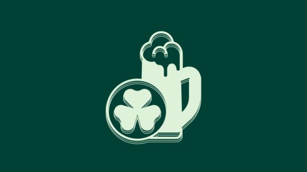 緑色の背景に分離されたビールのアイコンのホワイトグラス 幸せな聖パトリックの日 アイルランドの祝日 4Kビデオモーショングラフィックアニメーション — ストック動画