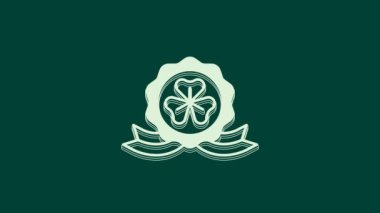 Yeşil arka planda yonca folyo yaprağı ikonu olan beyaz madalyalı. Aziz Patrick gününüz kutlu olsun. Ulusal İrlanda bayramı. 4K Video hareketli grafik canlandırması.