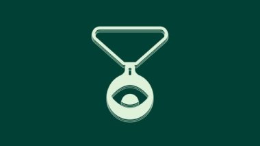 Yeşil arka planda göz simgesi olan bir zincirde beyaz madalyon. Gözlü tılsım. 4K Video hareketli grafik canlandırması.