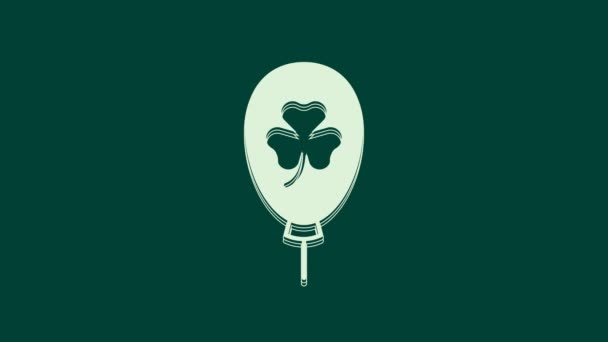 緑の背景に隔離されたクローバーの葉のアイコンが付いている白い気球 幸せな聖パトリックの日 アイルランドの祝日 4Kビデオモーショングラフィックアニメーション — ストック動画