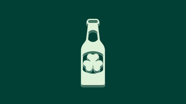 緑の背景に隔離されたクローバーの葉のアイコンを持つ白ビールボトル 幸せな聖パトリックの日 アイルランドの祝日 4Kビデオモーショングラフィックアニメーション — ストック動画