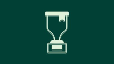 Beyaz Ödüllü kupa ikonu yeşil arka planda izole edilmiş. Galibiyet ödülü sembolü. Şampiyonluk ya da yarışma kupası. Spor başarısı işareti. 4K Video hareketli grafik canlandırması.