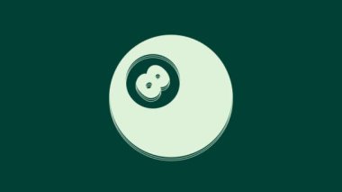 Yeşil arka planda 8 numaralı ikonu olan beyaz bilardo bilardo topu. 4K Video hareketli grafik canlandırması.