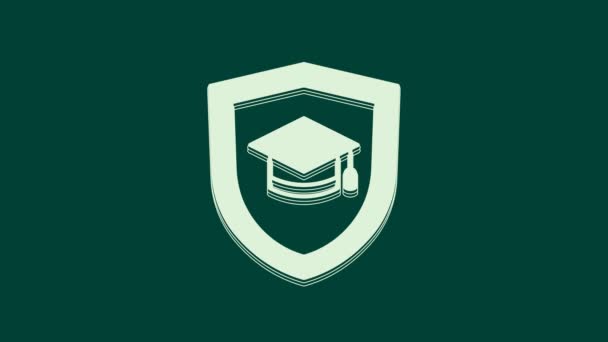 緑の背景に隔離されたシールドアイコンとホワイト卒業キャップ 保険の概念 セキュリティ 安全性 保護の概念 4Kビデオモーショングラフィックアニメーション — ストック動画