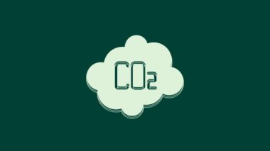 Bulut simgesindeki beyaz CO2 emisyonları yeşil arka planda izole edildi. Karbondioksit formülü, duman kirliliği konsepti, çevre konsepti. 4K Video hareketli grafik canlandırması.