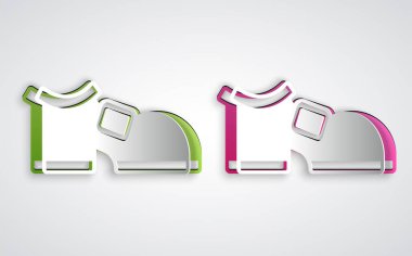 Kağıt kesiği leprikon çizme simgesi gri arkaplanda izole edildi. Aziz Patrick gününüz kutlu olsun. Ulusal İrlanda bayramı. Kağıt sanatı tarzı. Vektör