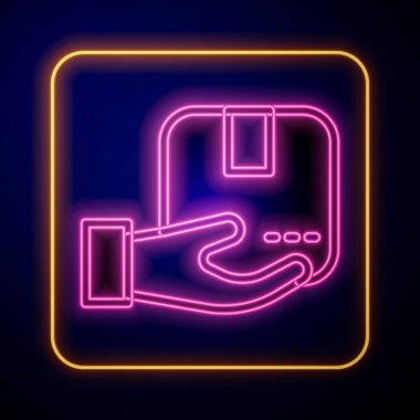 Siyah arkaplanda izole edilmiş karton kutular simgesiyle parlayan neon teslimat eli. Kuryeyle kapı kapı dolaşacağız. Vektör