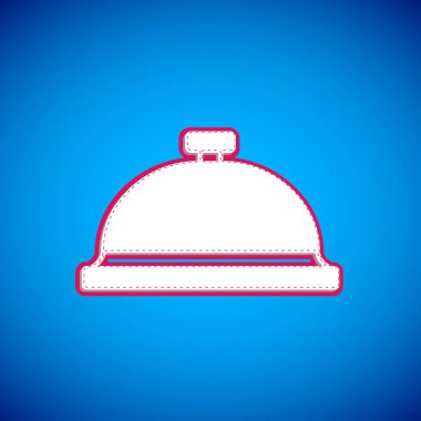 Mavi arka planda izole edilmiş bir tepsi yiyecek ikonu ile kaplanmış. Tepsi ve kapak işareti. Kapaklı bir restoran saati. Vektör