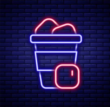 Parlayan neon hattı buzlu kahve ikonu tuğla duvar arkasında izole edilmiş. Renkli taslak konsepti. Vektör