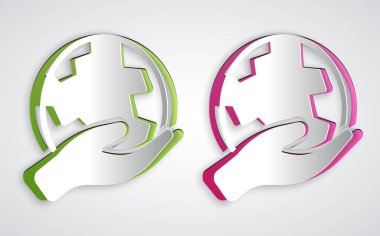 Kağıt kesiği, gri arka planda Dünya 'nın simgesini tutan insan eli. Dünya kavramını sakla. Kağıt sanatı tarzı. Vektör