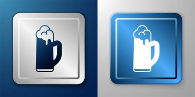 Mavi ve gri arka planda izole edilmiş beyaz bardak bira ikonu. Aziz Patrick gününüz kutlu olsun. Ulusal İrlanda bayramı. Gümüş ve mavi kare düğme. Vektör