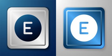 Beyaz Pusula batı simgesi mavi ve gri arkaplanda izole edildi. Rüzgâr yön bulma sembolü. Rüzgar gül işareti. Gümüş ve mavi kare düğme. Vektör