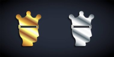 Siyah arkaplanda altın ve gümüş kral tacı ikonu var. Uzun gölge tarzı. Vektör