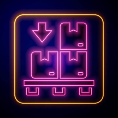 Siyah arkaplanda izole edilmiş palet simgesinde parlayan neon karton kutular. Kırılgan işaretli kapalı karton teslimat kutusu. Vektör.