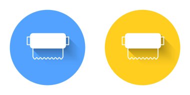 Beyaz tekstil kumaş rulo ikonu uzun gölge arkaplan izole. Yuvarlan, paspas, halı, halı, halı ya da kağıt rulo ikonu. Çember düğmesi. Vektör.